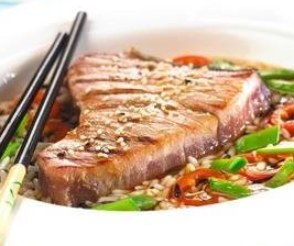 Tonijn steak met witte rijst en kikkoman woksaus